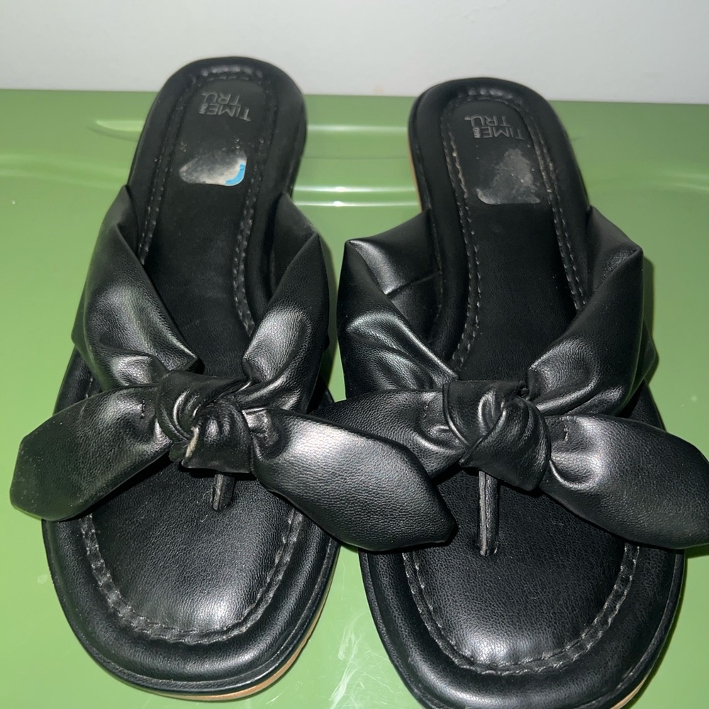 Time and Tru Black Knot-Detail Slide Sandals